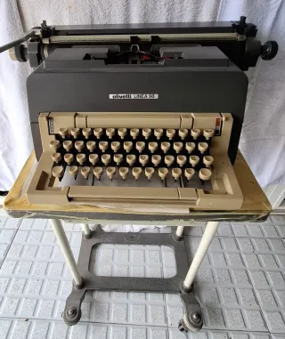 Máquina de escribir Olivetti Linea 98