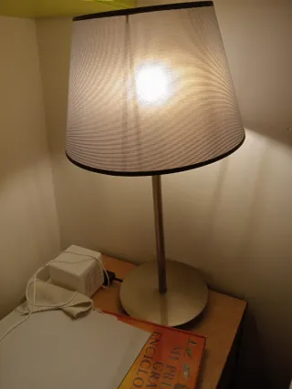 Lámpara de mesa beige y plateada