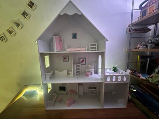 Casa de muñecas de madera
