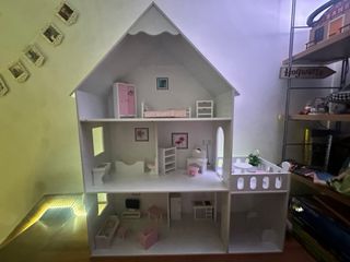Casa de muñecas de madera