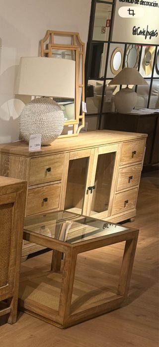 Aparador de madera con puertas de cristal