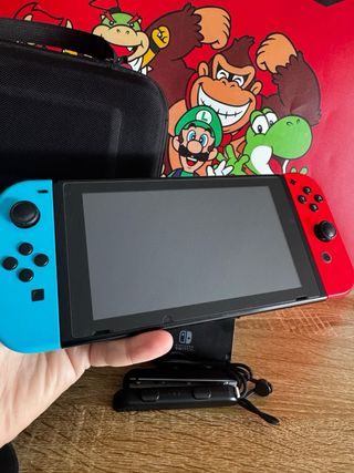 Nintendo Switch con accesorios y funda