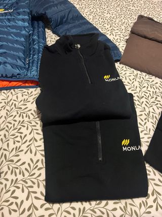 Ropa Monlau: Chaqueta, polos y sudadera