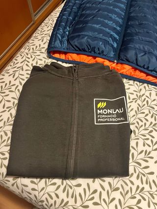 Ropa Monlau: Chaqueta, polos y sudadera