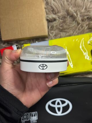 Baliza V16 homologada y chaleco Toyota