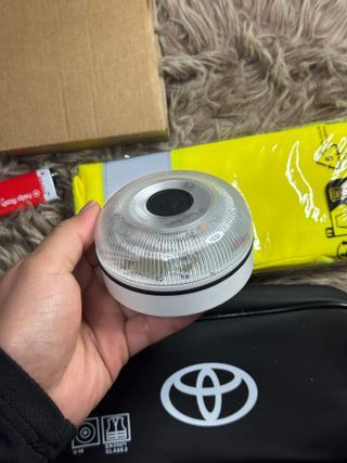 Baliza V16 homologada y chaleco Toyota