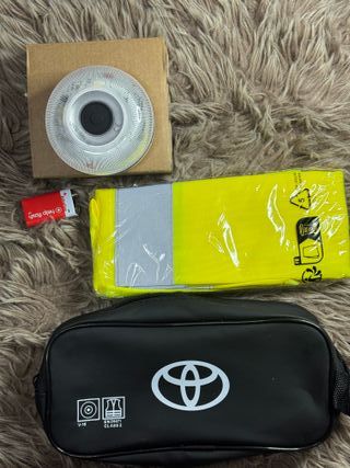 Baliza V16 homologada y chaleco Toyota