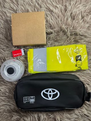 Baliza V16 homologada y chaleco Toyota