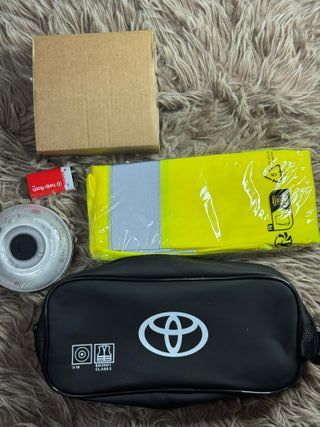 Baliza V16 homologada y chaleco Toyota