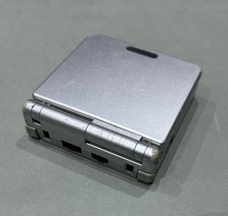 Nintendo Game Boy Advance SP + Cargador