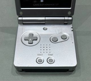 Nintendo Game Boy Advance SP + Cargador