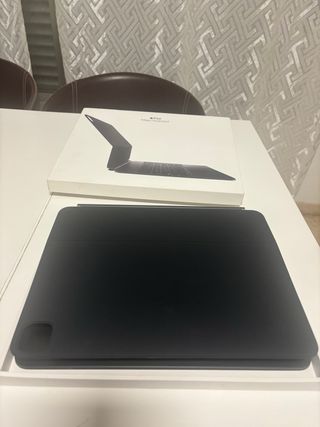 Teclado Apple Magic Keyboard iPad Pro 13 (M4)