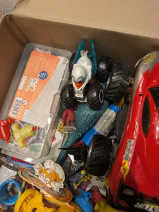 Scatola piena di giochi per bambini