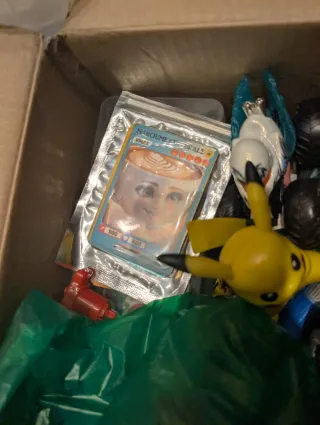 Scatola piena di giochi per bambini