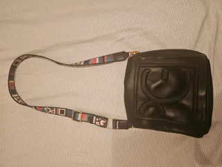 Bolso negro con logo y correa multicolor