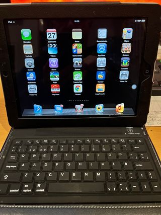 iPad con tastiera Bluetooth nera. Vedi il modello che c'è in te