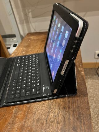 iPad con tastiera Bluetooth nera. Vedi il modello che c'è in te