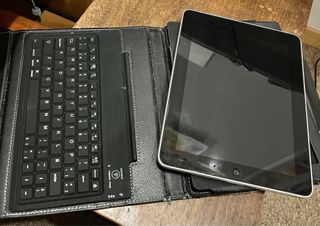 iPad con tastiera Bluetooth nera. Vedi il modello che c'è in te