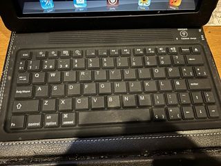 iPad con tastiera Bluetooth nera. Vedi il modello che c'è in te