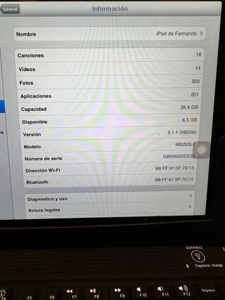 iPad con tastiera Bluetooth nera. Vedi il modello che c'è in te