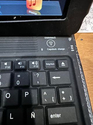 iPad con tastiera Bluetooth nera. Vedi il modello che c'è in te