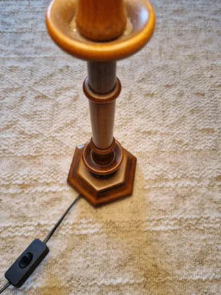 Lámpara de mesa de madera