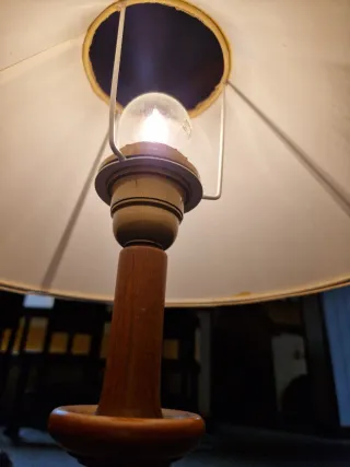 Lámpara de mesa de madera