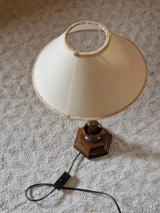 Lámpara de mesa de madera