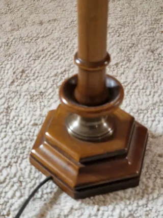 Lámpara de mesa de madera