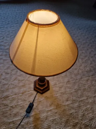 Lámpara de mesa de madera