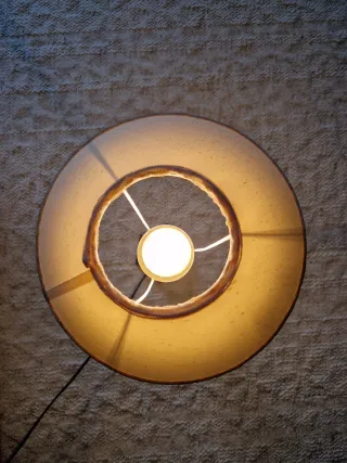 Lámpara de mesa de madera