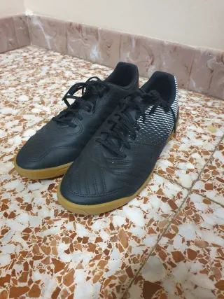 Zapatillas Fútsal Negras Suela Marrón