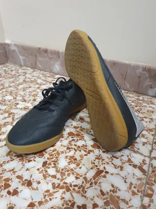 Zapatillas Fútsal Negras Suela Marrón