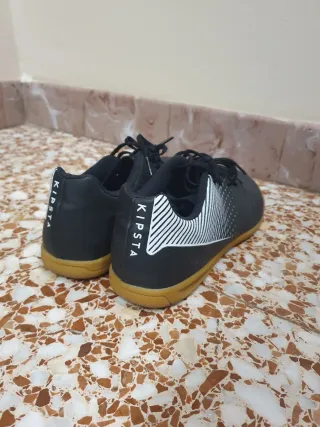 Zapatillas Fútsal Negras Suela Marrón