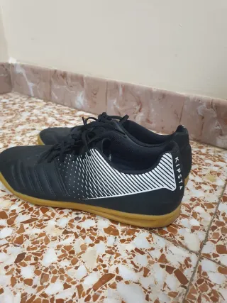 Zapatillas Fútsal Negras Suela Marrón