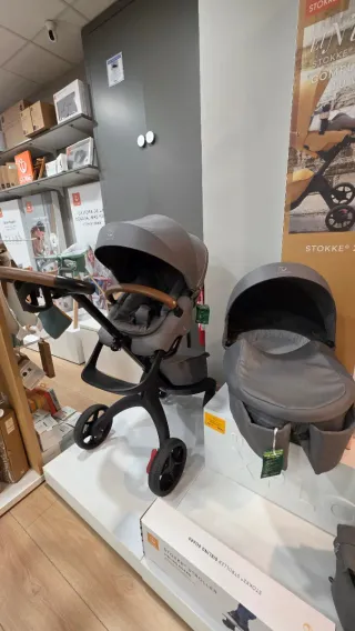 Stokke Xplory con capazo y bolso exposición