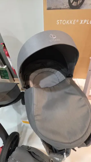 Stokke Xplory con capazo y bolso exposición