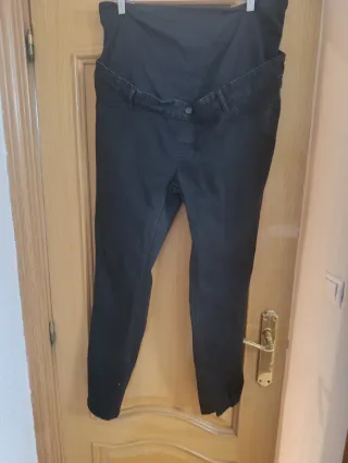 Pantalón premamá negro.