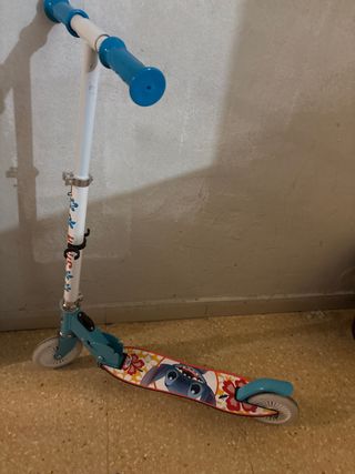Patinete infantil azul con diseño de Stitch