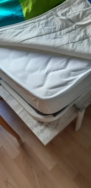 Cama abatible de madera y metal