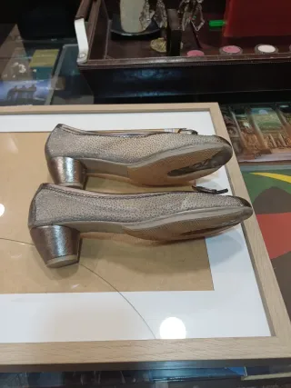 Zapatos Hispanitas dorados y plateados