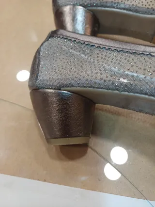 Zapatos Hispanitas dorados y plateados