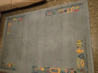 Alfombra de comedor azul grisáceo con diseño