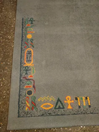 Alfombra de comedor azul grisáceo con diseño