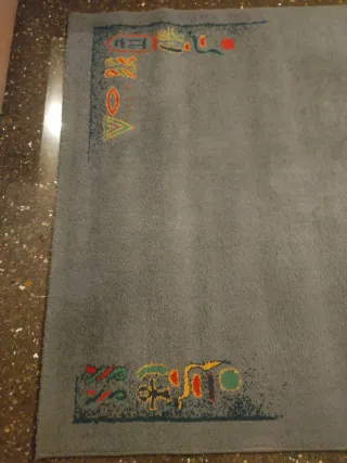 Alfombra de comedor azul grisáceo con diseño