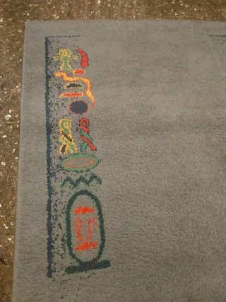 Alfombra de comedor azul grisáceo con diseño