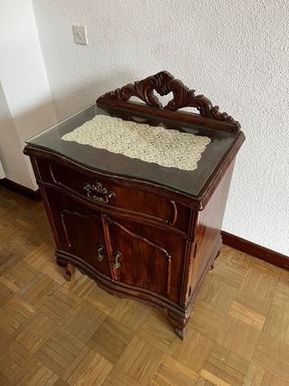 Cómoda de madera con tapa de cristal