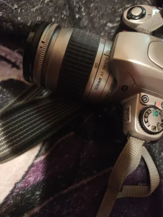 Cámara Nikon Analógica Plata y Negra