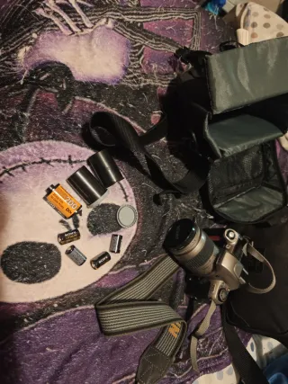 Cámara Nikon Analógica Plata y Negra