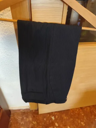 Traje de chaqueta azul y traje de raya diplomática